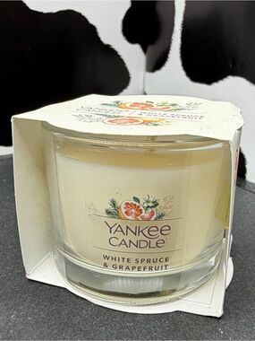 Yankee Candle White Spruce & Grapefruit - Cream and Orange Accents